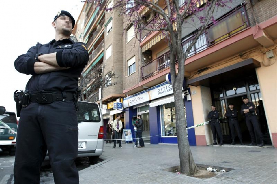  La Guardia Civil a las puertas del domicilio de Valencia donde ha sido detenido. Foto: EFE