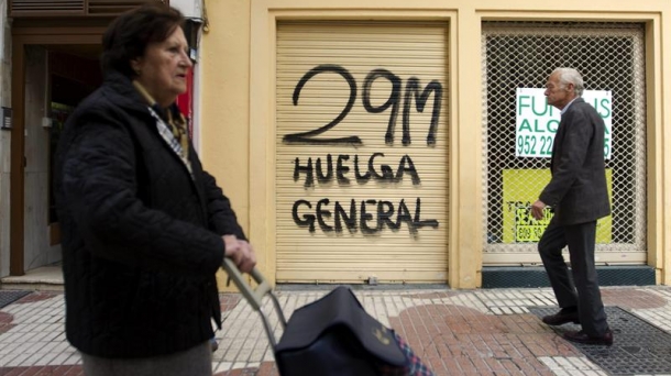 Una pintada llamando a la huelga general el 29-M. EFE