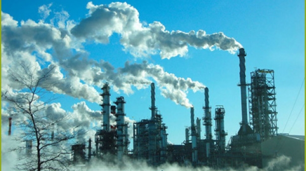 Relación entre contaminación e ingresos, con el profesor Angulo.