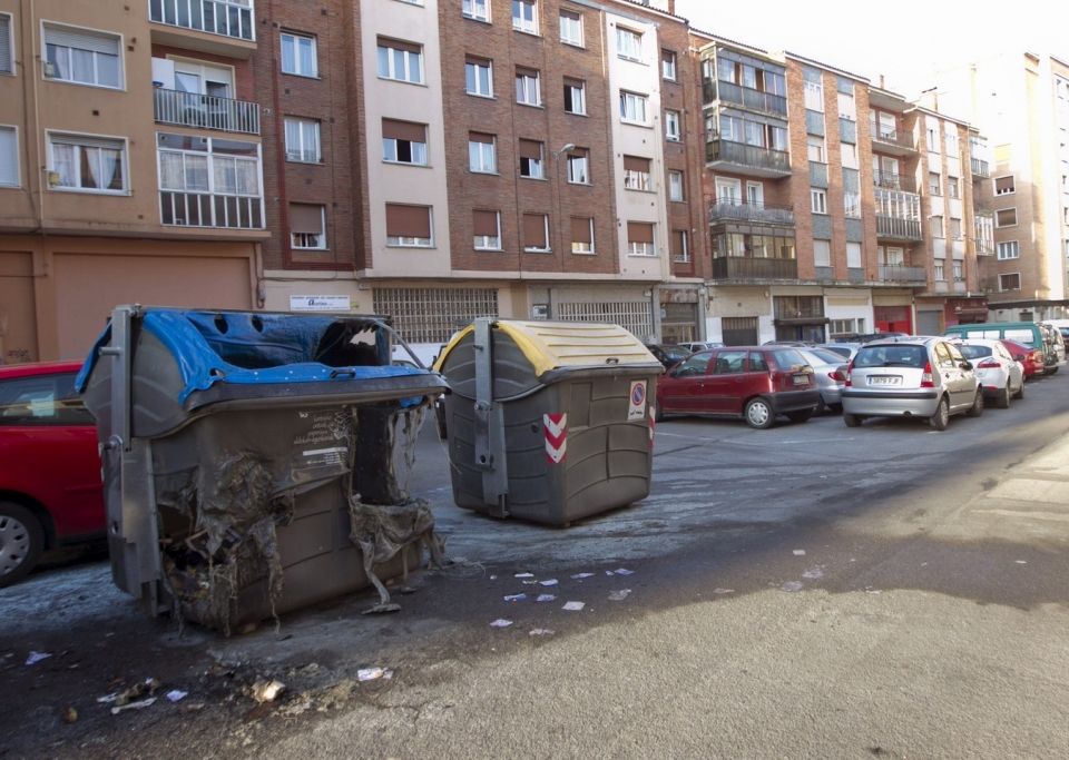 El primer ataque se registró cuando prendieron fuego a ocho contenedores en Gasteiz