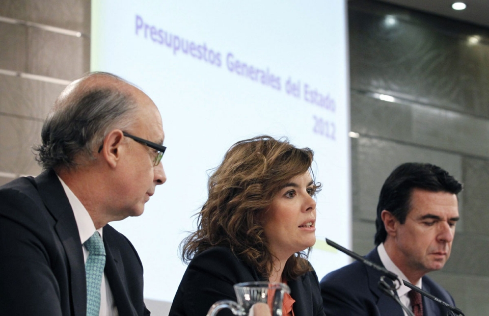 Cristobal Montoro, Soraya Sáenz de Santamaría y José Manuel Soria, en rueda de prensa. Efe.