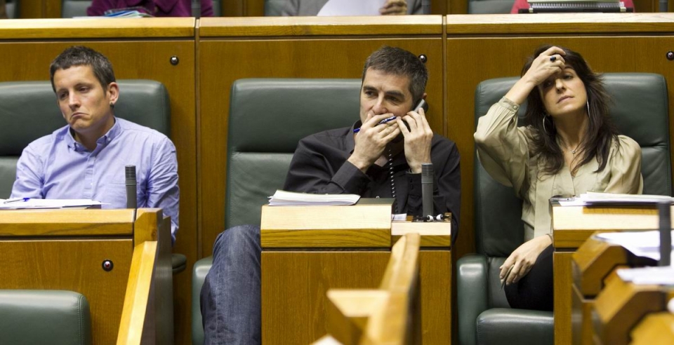 Los tres miembros de Aralar, en el Parlamento vasco. Efe.