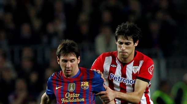Messi y Javi Martínez. Foto: EFE