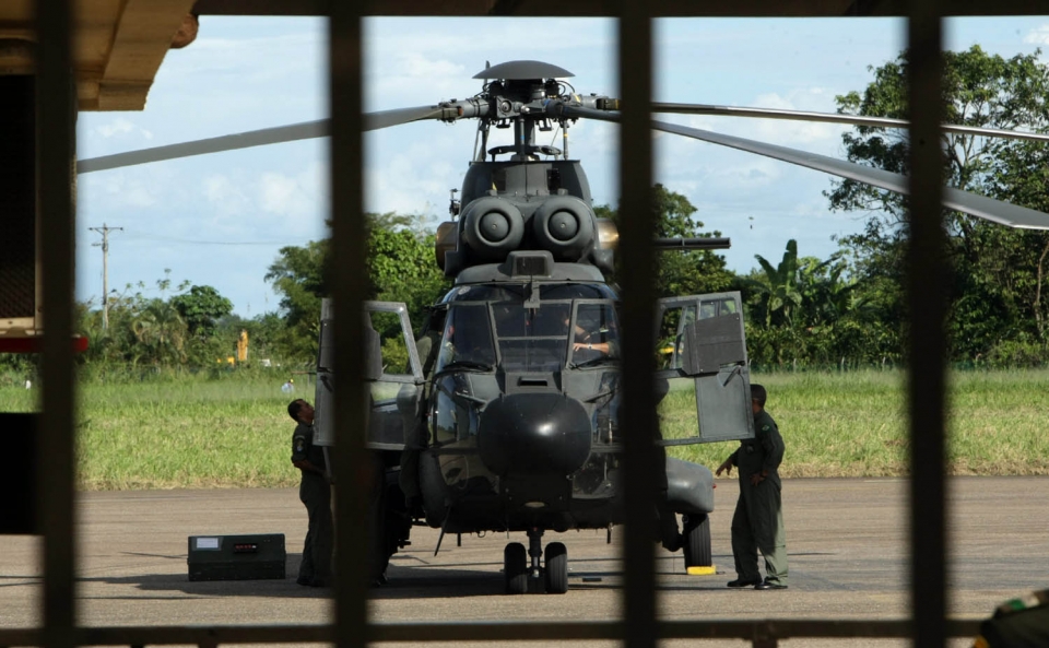 FARCen helikoptero bat, aurreko batean, bahituak aske uzteko operazioan. EFE
