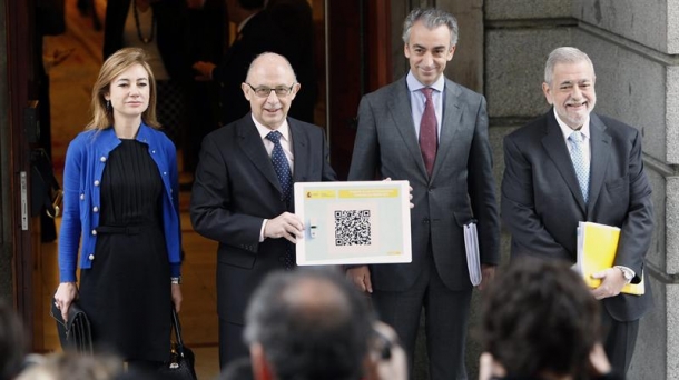 Montoro junto a los secretarios de Hacienda, Presupuestos y Gastos, y Administraciones. Efe.