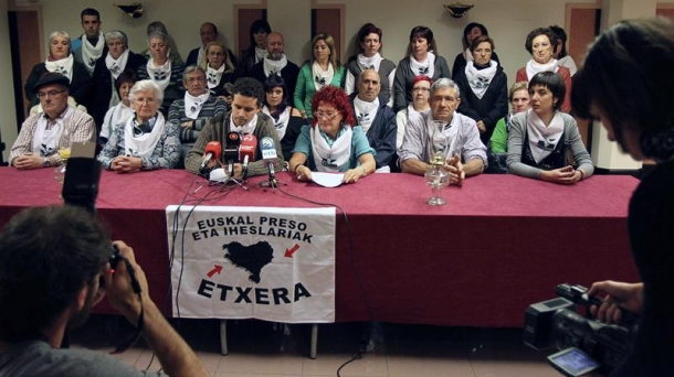 Representantes de la asociación de familiares de presos, Etxerat. Foto: EITB.