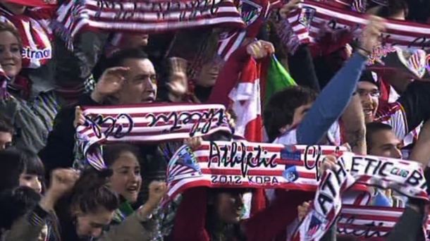 Los aficionados del Athletic, en San Mamés. Foto: EFE