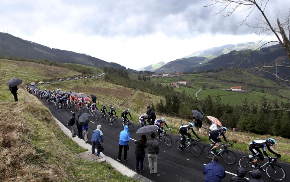 5. etapa: Ibardin-Oñati. Tropela Elosuako gainan. Argazkia: EFE.