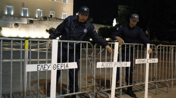 Dos policías griegos a las afueras del Parlamento. EFE