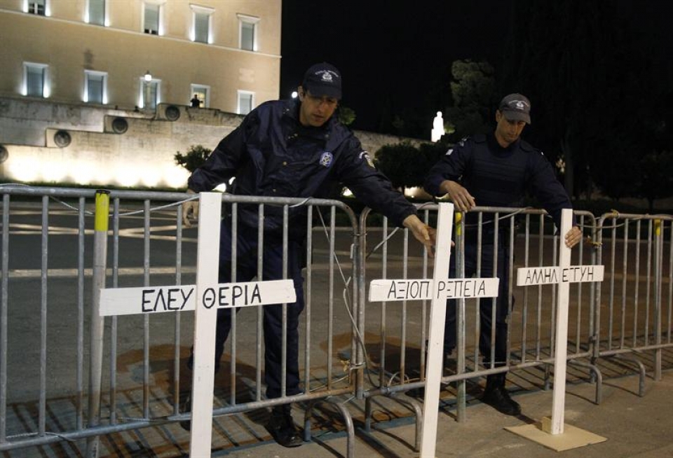 Dos policías griegos a las afueras del Parlamento. EFE