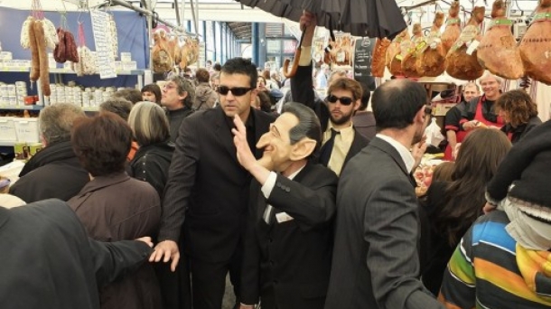 Le ''Dégage Sarkozy Milesker Baiona'' au Foire au Jambon de Bayonne. Photo: Bizi