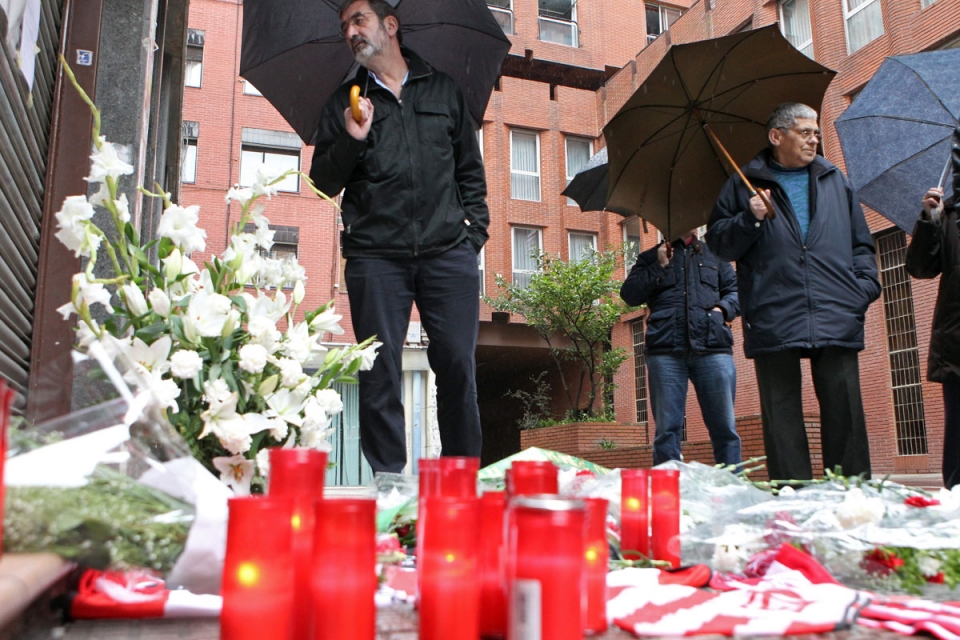 Algunos ciudadanos dejan flores en el lugar donde murió Iñigo Cabacas. Foto: EITB