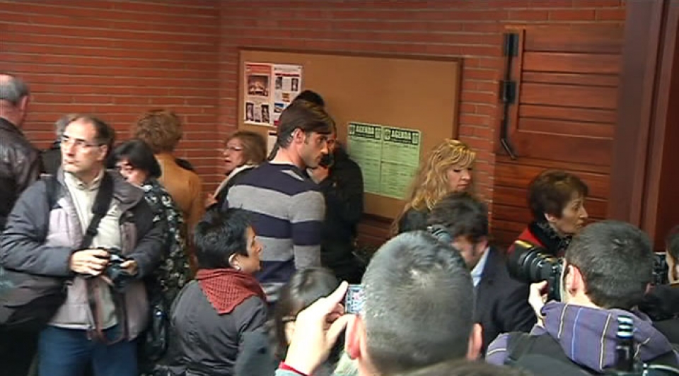 Aitor Ociok azken agurra eman dio Iñigori. Argazkia: EITB