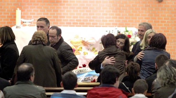 Familiares de Iñigo Cabacas, en el funeral del joven bilbaíno. Foto: EITB