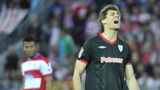 Fernando Llorente se lamenta tras fallar el penalti en Los Cármenes. Foto: EFE