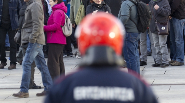 Ertzaintzak ezin izango ditu gomazko pilotak erabili. Argazkia: EITB.