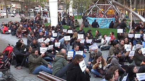 Sentada en Zabalburu por Iñigo Cabacas. EITB.