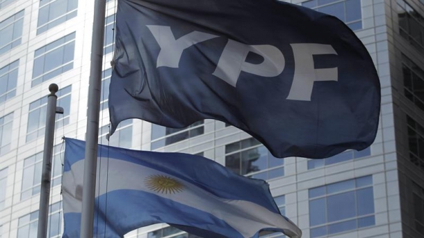 Detalle de las banderas de Argentina y de la petrolera YPF. Efe.