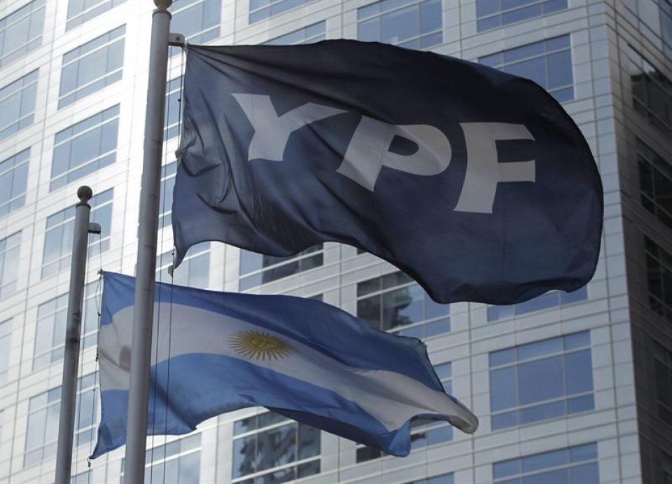Detalle de las banderas de Argentina y de la petrolera YPF. Efe.