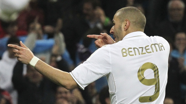 El delantero del Real Madrid Karim Benzema tras marcar al Sporting. Foto: EFE