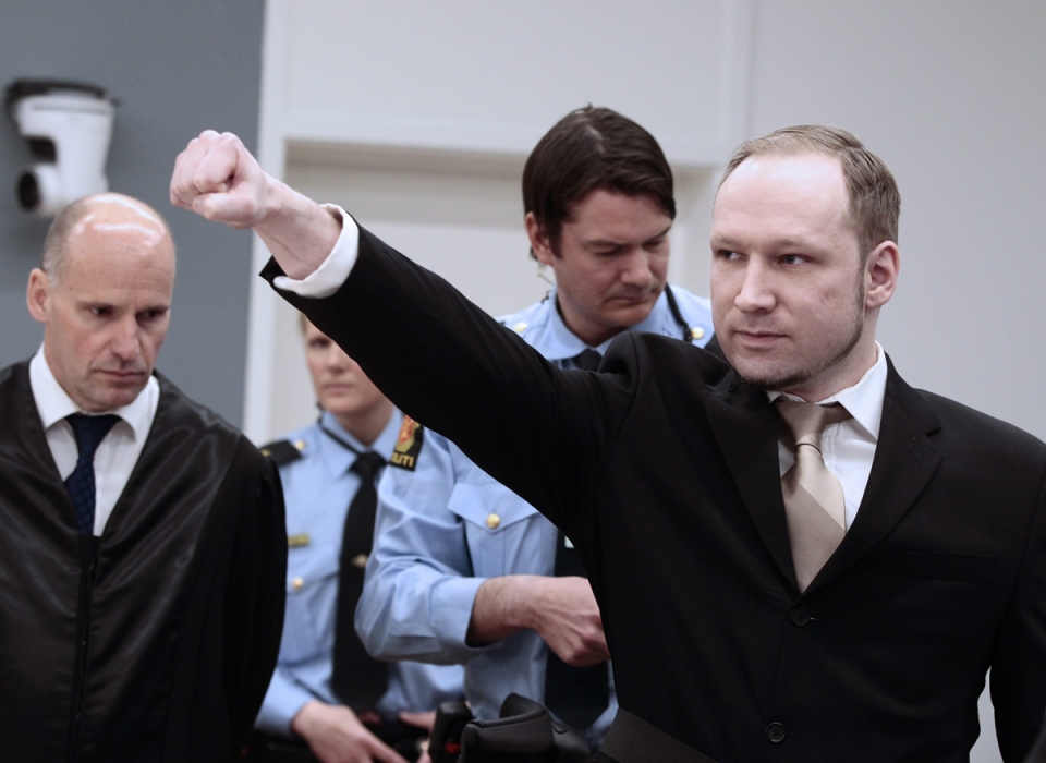 Breivik hace un saludo fascista ante el tribunal que lo juzga. Foto: EFE