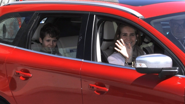 Felipe Juan Froilán y su madre, la infanta Elena, saliendo del hospital. Foto: EFE