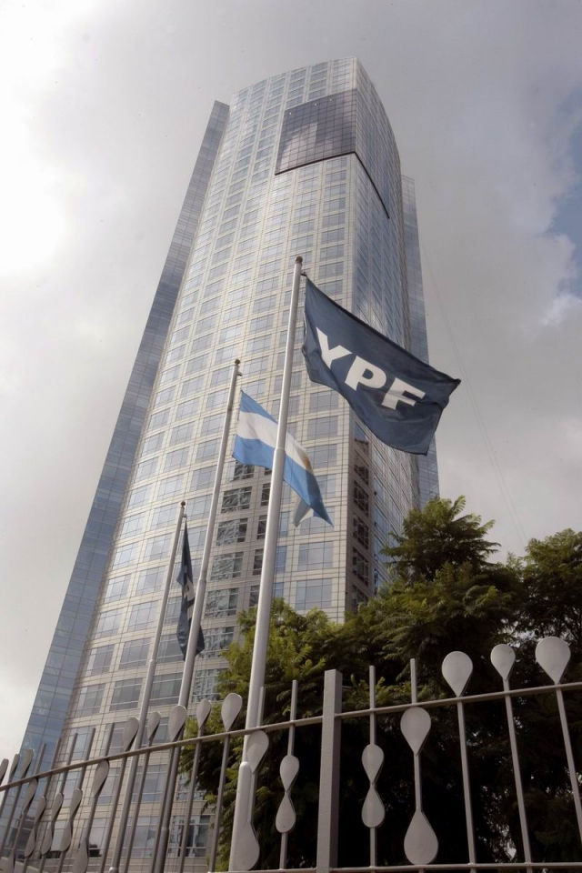 Expulsan a directivos españoles de la sede de YPF en Argentina
