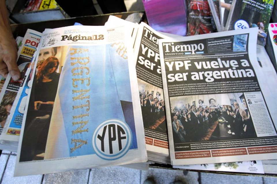 La prensa argentina recoge en portada la expropiación de YPF. Efe.