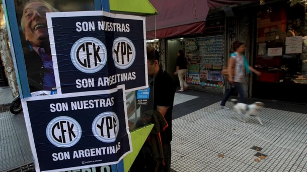 Carteles en apoyo a las medidas de Cristina Fernández. Efe.