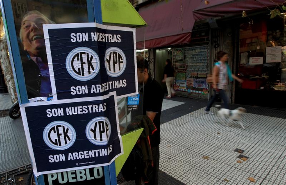 Carteles en apoyo a las medidas de Cristina Fernández. Efe.