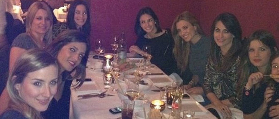 Las mujeres de los jugadores del Real Madrid, cenando en Munich. Foto: Nagore Aranburu Twitter