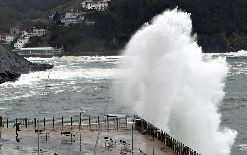 Fuerte oleaje en el Paseo Nuevo de Donostia. EFE