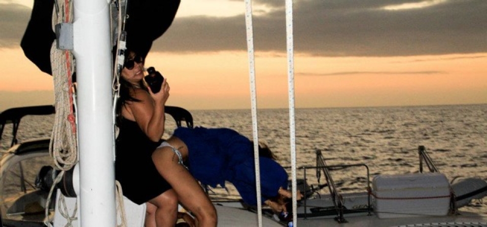 Rihanna viajando en barco. Foto: Facebook