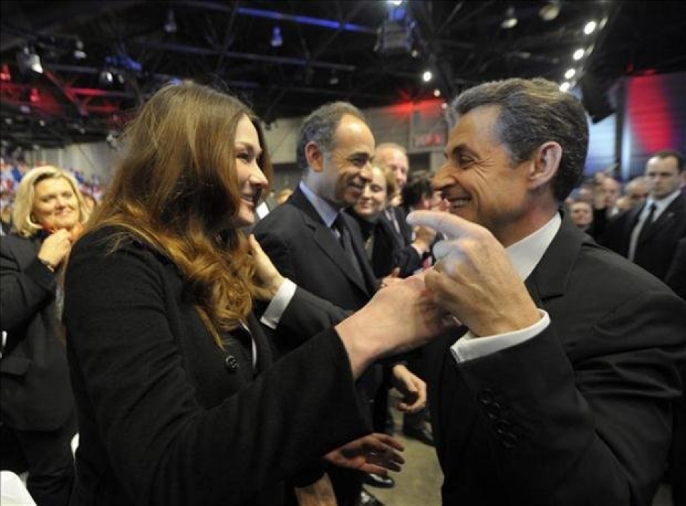 Carla Bruni y Nicolas Sarkozy, tras un mitin de la campaña. Foto: EFE