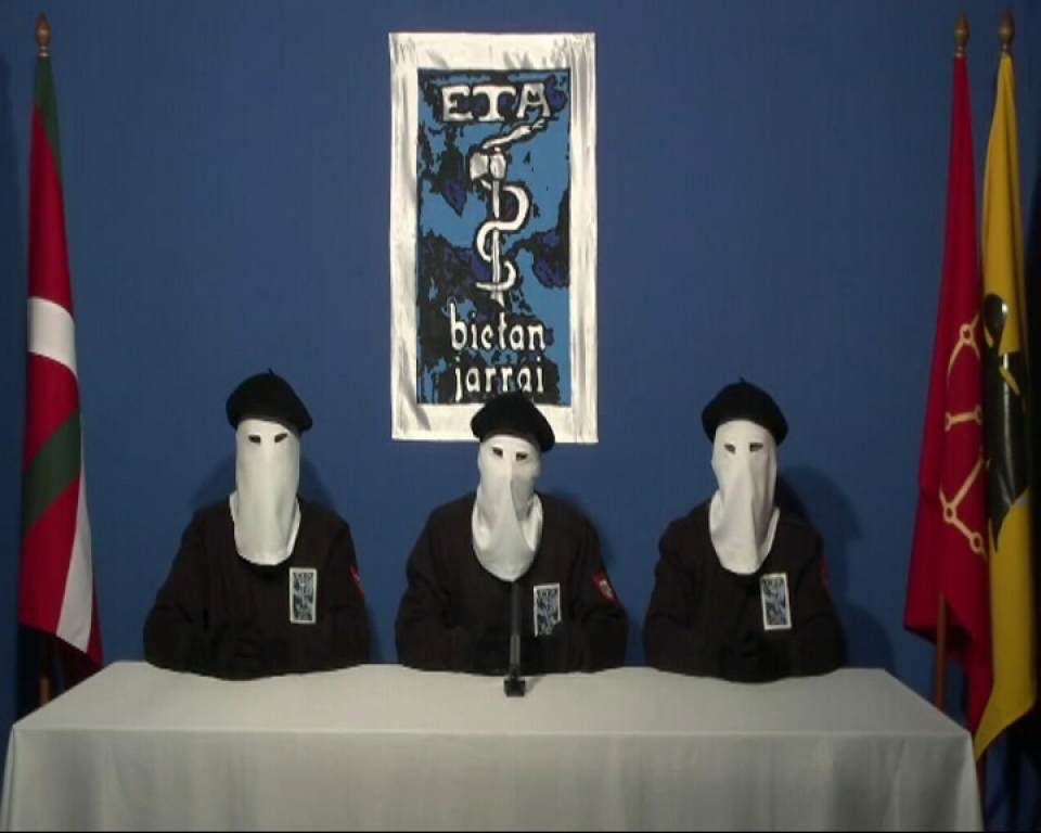 ETA anunció en un video el cese definitivo de la actividad armada el 20 de octubre de 2011. EITB