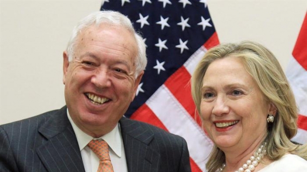 José Manuel García-Margallo estrecha la mano de Hillary Clinton. Efe.