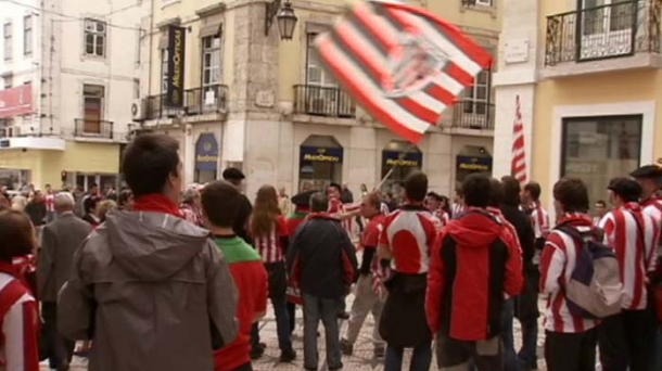 Los aficionados del Athletic tiñen de rojiblanco las calles de Lisboa