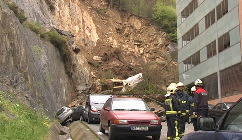 Un desprendimiento de tierra ha provocado el desalojo de un edificio de viviendas en Ermua. EITB