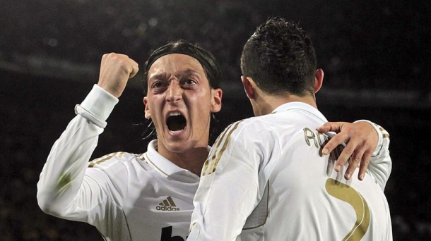 Los jugadores blancos celebran un gol. Foto: EFE