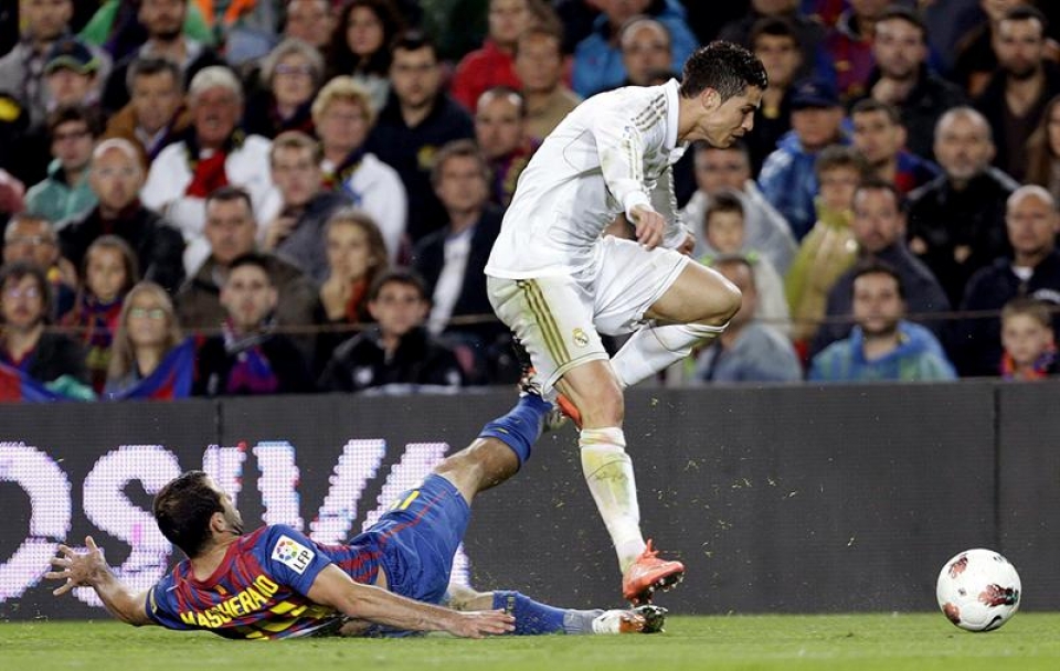 Cristiano Ronaldo eta Mascherano. Argazkia: EFE