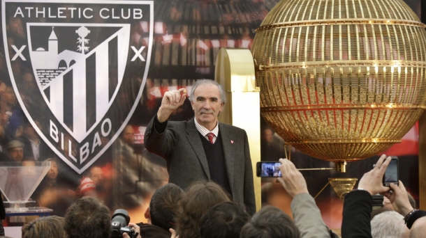 El ex portero del Athletic José Ángel Iríbar en el sorteo de las entradas para la final de Copa. EFE