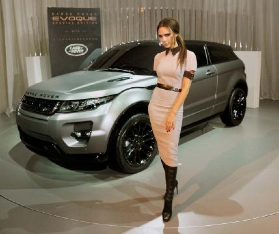 Victoria Beckham, junto al exclusivo modelo del Range Rover Evoque. Foto: Twitter