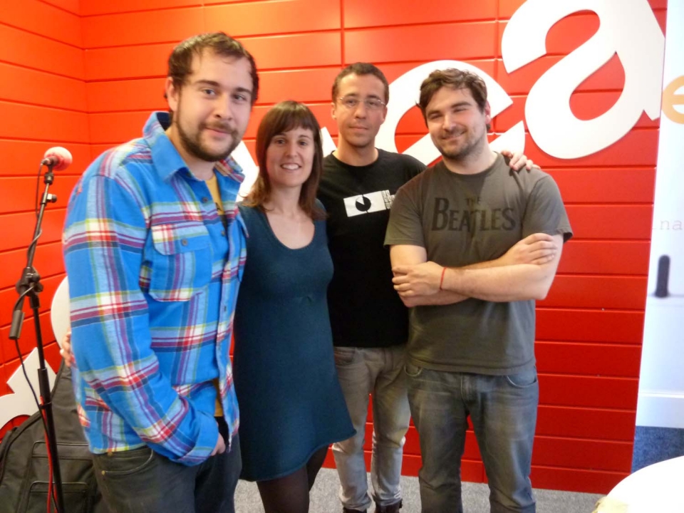 Correos taldeko kideak Ainhoa Urretabizkaiarekin. Argazkia: EITB