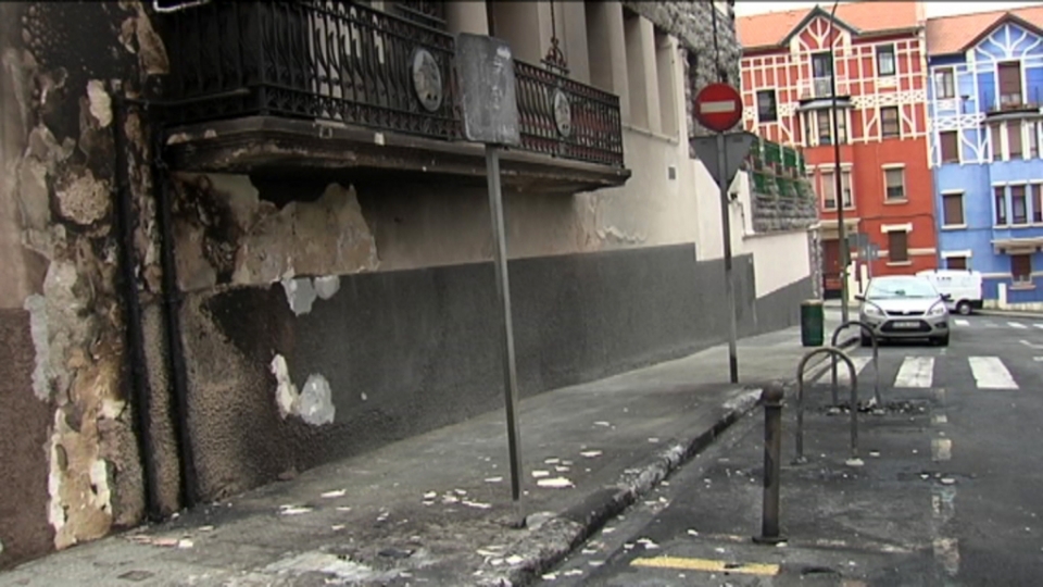 La calle donde desconocidos han quemado cinco contenedores. EITB