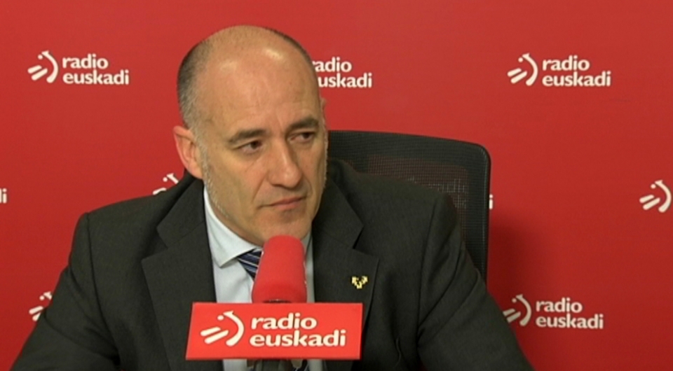 El rector de la UPV Iñaki Goirizelaia en Radio Euskadi. EITB