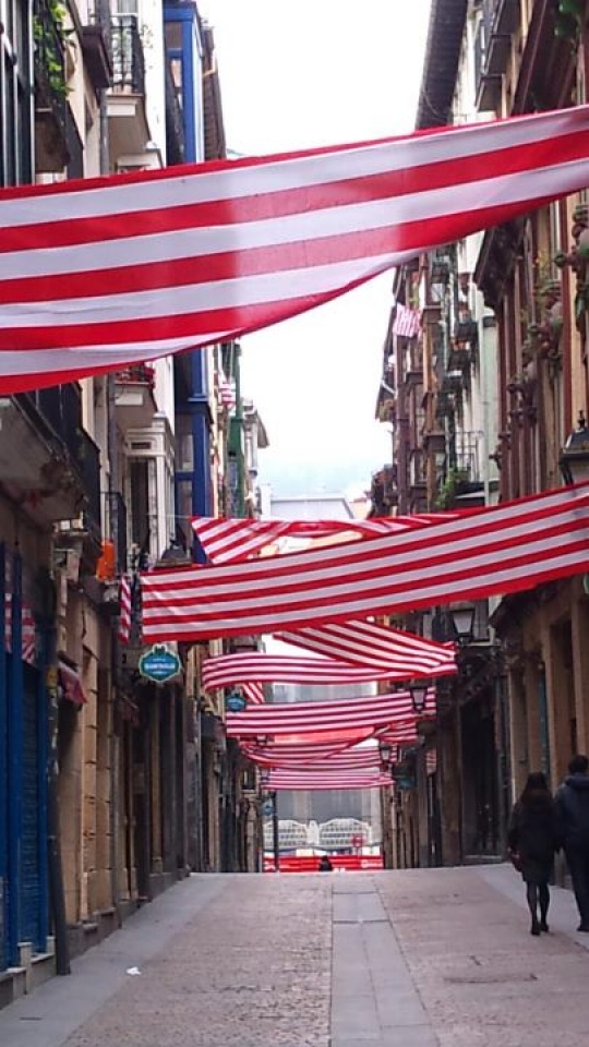 Goienkale kalea, zuri-gorri. Marta Muñoz