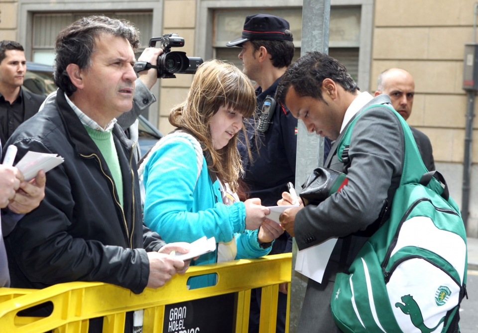 Sportingeko jokalariak hotelera heltzen. Argazkia: EFE