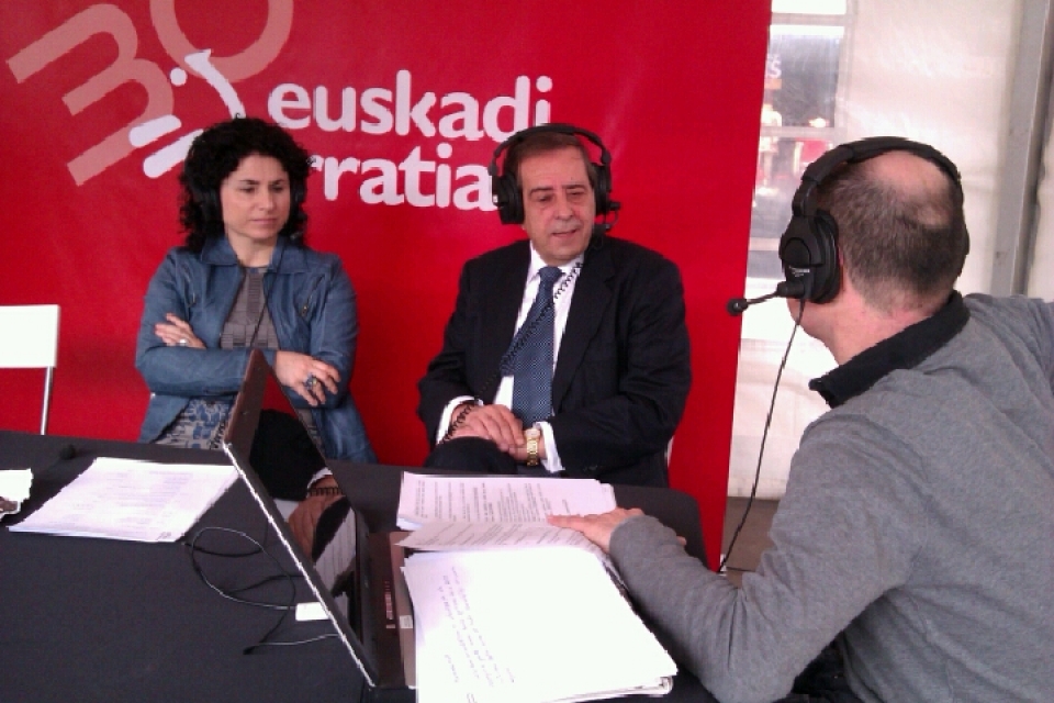 Iratxe Momoitio, Gernikako Bakea Museoko zuzendaria eta Joxe Mari Gorroño, Gernikako alkatea.