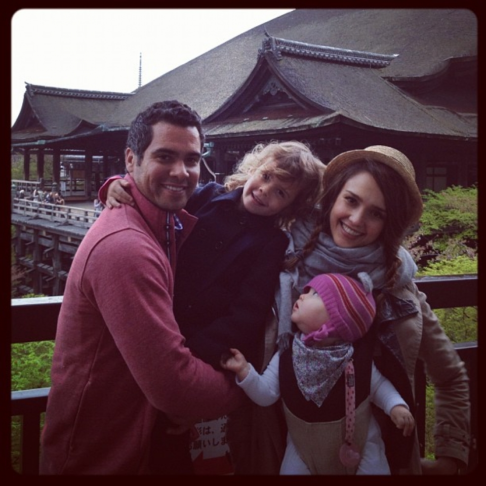 Jessica Alba, junto a su familia en una foto publicada en Twitter por la actriz en su viaje a China.