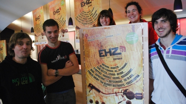 Les organisateurs du Festival EHZ 2012 présentent leur affiche. Photo: Ramuntxo Garbisu